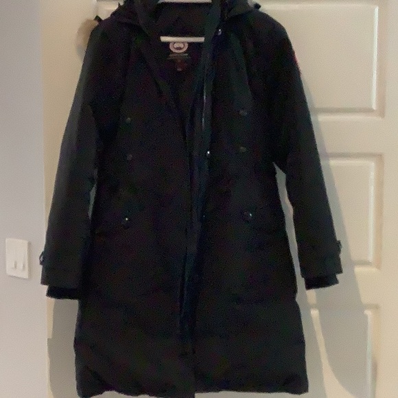 Used women’s black Canada Goose Trillium Parka. - Picture 2 of 4